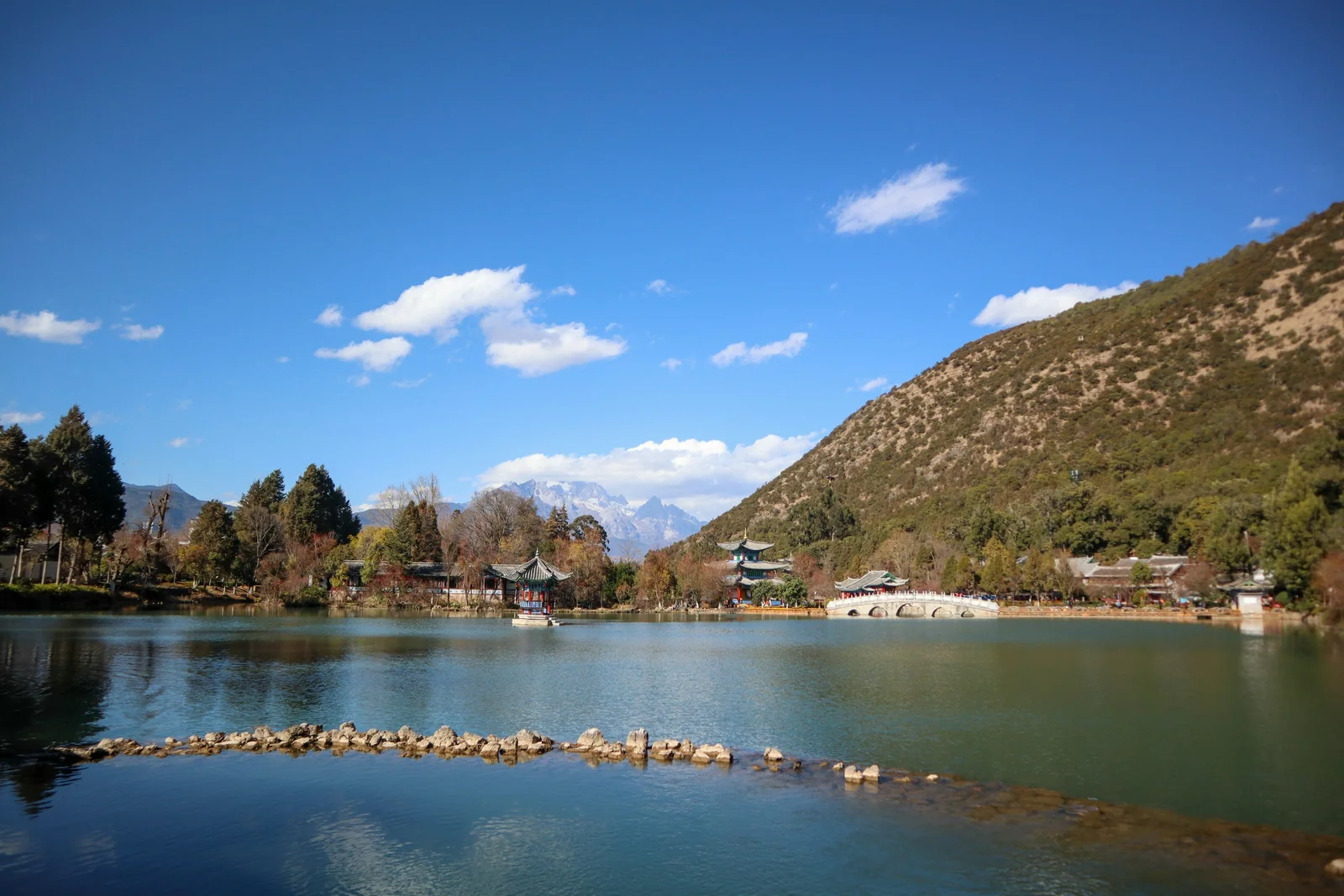 Lijiang: mountain, town and water